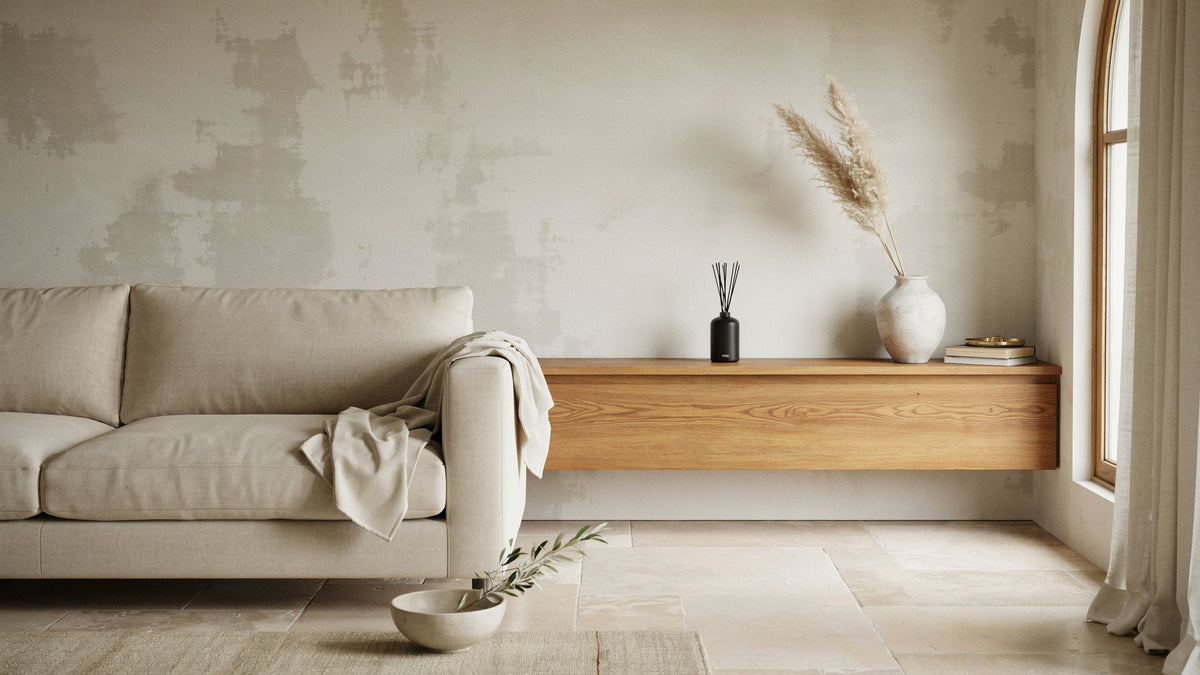 Verfijnde woonkamer met natuurlijke texturen en huisgeurstyling