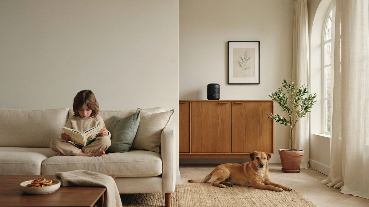 Kind en hond in een rustige woonkamer met waterloze geurverspreider op een hoge sidetable