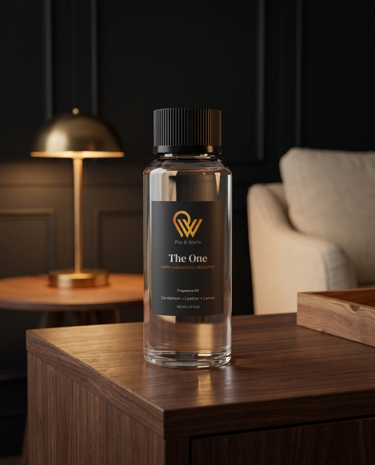 Flesje Pip & Wells The One geurolie 120 ml uit de set Essence of Luxury op een walnotenhouten consoletafel in een lounge in hotelstijl