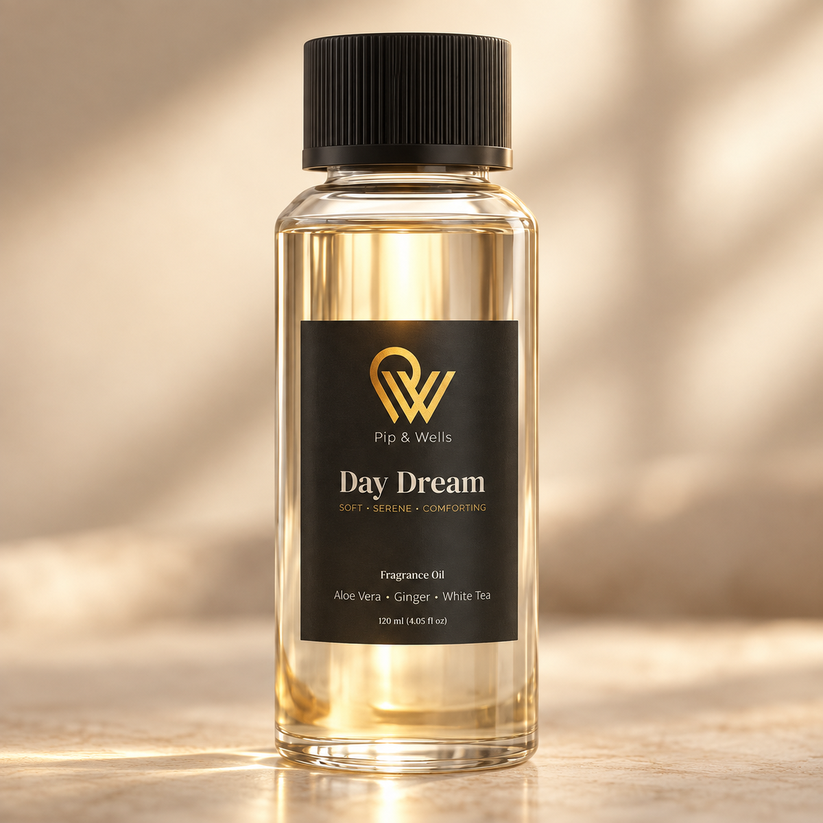 Vooraanzicht van een fles Pip & Wells Day Dream geurolie van 120 ml tegen een warme beige achtergrond