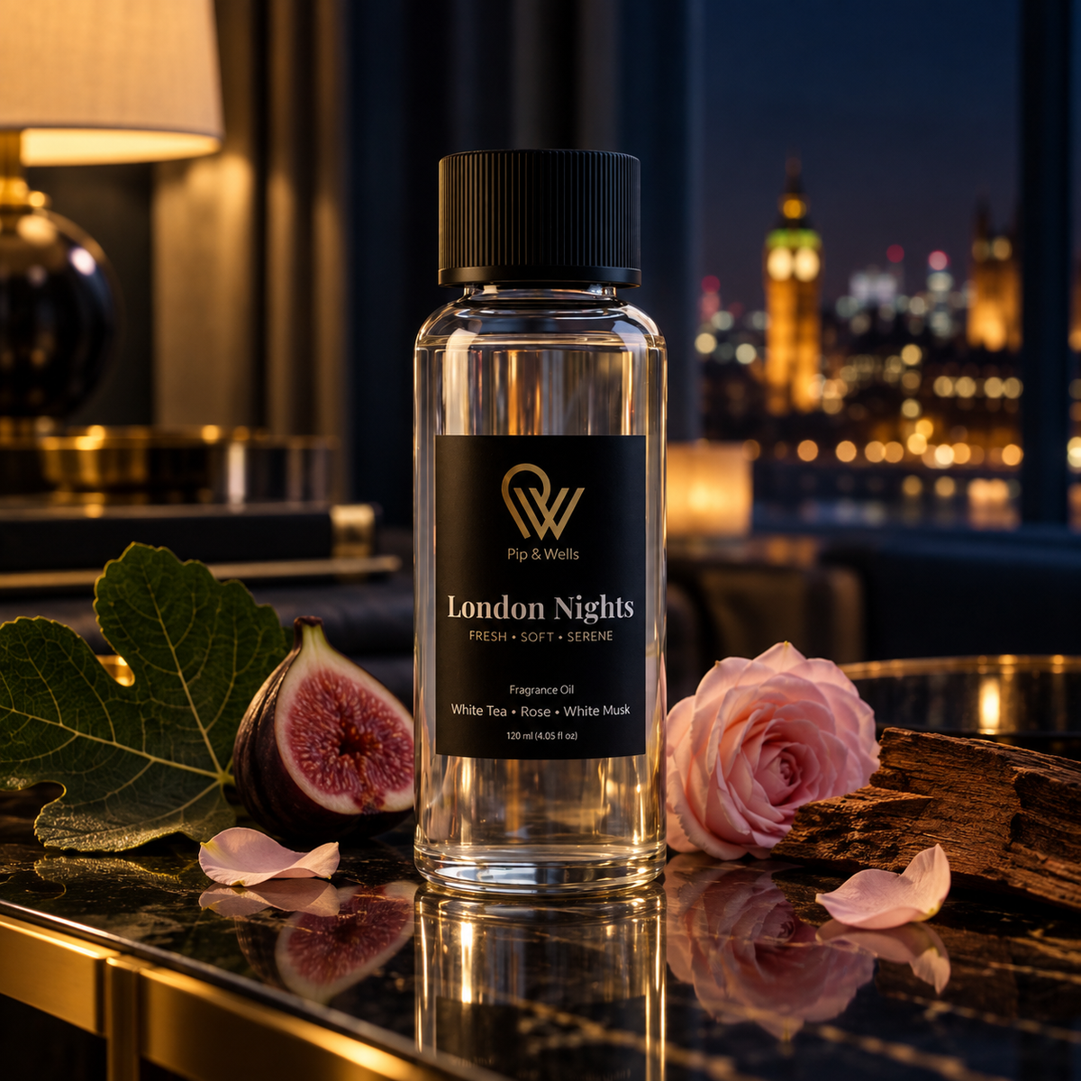 Flesje Pip & Wells London Nights geurolie 120 ml in een hotelkamer bij nacht met vijg, roos en cederhout