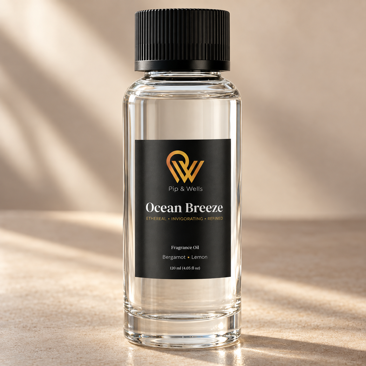 Gros plan sur l’étiquette d’un flacon d’huile parfumée Pip & Wells Ocean Breeze de 120 ml