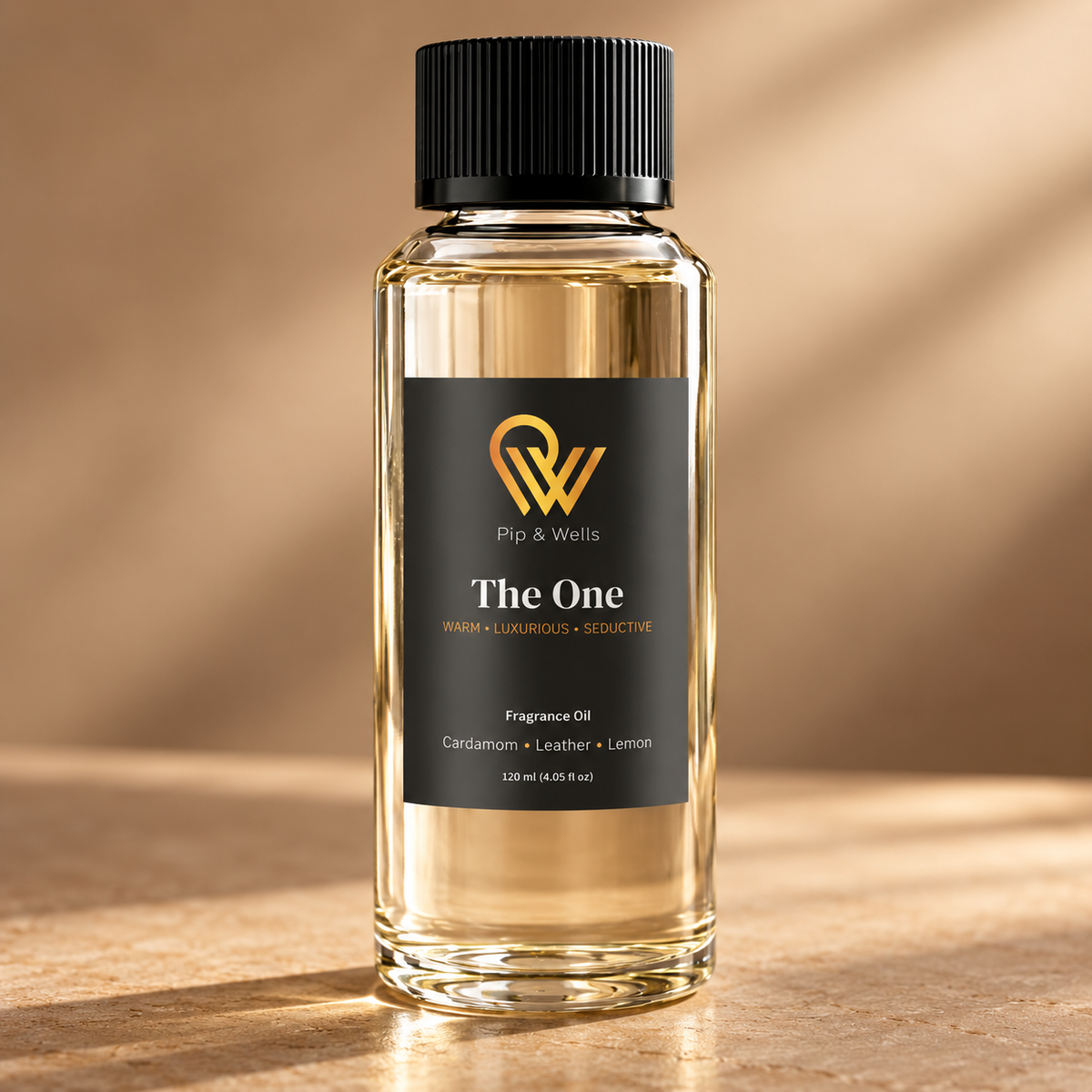 Vooraanzicht van een fles Pip & Wells The One geurolie van 120 ml tegen een warme beige achtergrond