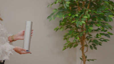 Hand met een matzilveren Pip & Wells Pure One aromadiffuser zonder water